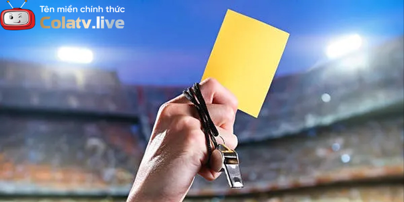 Các lỗi thường gặp trong bóng đá và cách trọng tài xử lý